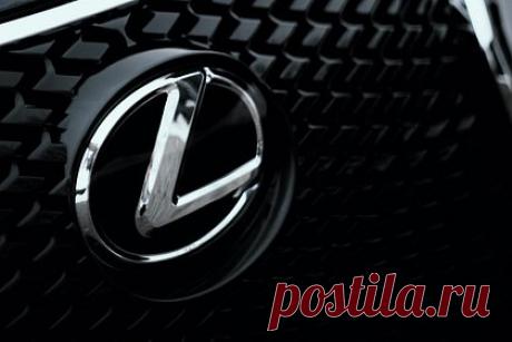 Российский мэр разбил Lexus из-за ямы на дороге в своем городе. Мэр Читы Евгений Ярилов разбил свой Lexus, так как попал в яму на дороге в городе. Ярилов уточнил, что ремонт иномарки обошелся ему в 100 тысяч рублей, и добавил, что как глава города не будет подавать в суд на комитет городского хозяйства. «Но это просто пример, я говорю за всех жителей города», — пояснил он.