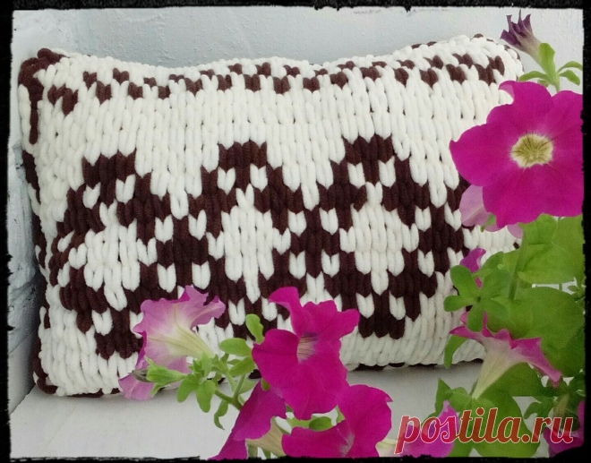 У кого в детстве дома нет было милых маленьких подушек, думочек, как их называли на Руси, вышитых крестом, гладью, ришелье, грудой возвышавшихся на кровати, разбросанных небрежно по дивану, лежащих на сундуках и пуфах? Наверняка, почти у каждого, и если не в своем доме, то у бабушки с дедушкой точно.