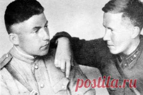 Почему Сталин вернул погоны в 1943 году В январе 1943 года, в самый разгар войны, в Красной армии прошла реформа. Советские солдаты и офицеры надели погоны и сменили звания. В армии снова появились офицеры. Как в царской армии.
«Странный» у…