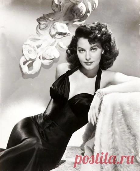 Что человек о себе думает - так и сложится в итоге его жизнь.

 Это залог счастья или несчастья - то, что человек о себе думает. А думает он обычно то, что в детстве о нем говорили взрослые, от которых он зависел. Ребенок до семи лет верит всему, что говорят взрослые. Так уж дети устроены.Ава Гарднер была так красива, что взгляд не отвести. Она была само совершенство. Нет слов, чтобы описать ее невероятную красоту. И актрисой она была отличной - сыграла во многих фильмах. ...