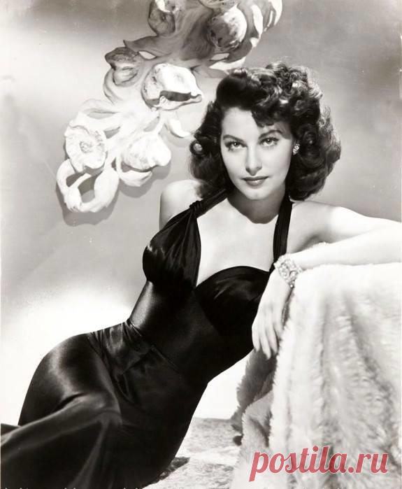 Что человек о себе думает - так и сложится в итоге его жизнь.

 Это залог счастья или несчастья - то, что человек о себе думает. А думает он обычно то, что в детстве о нем говорили взрослые, от которых он зависел. Ребенок до семи лет верит всему, что говорят взрослые. Так уж дети устроены.Ава Гарднер была так красива, что взгляд не отвести. Она была само совершенство. Нет слов, чтобы описать ее невероятную красоту. И актрисой она была отличной - сыграла во многих фильмах. ...