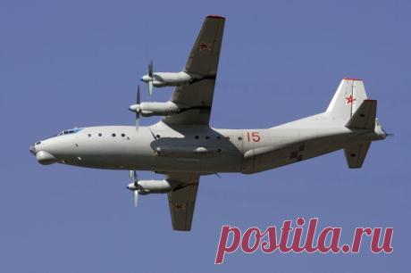Ан-12 — настоящая легенда авиации, которая продолжает летать и по сей день, несмотря на свой почтенный возраст. При этом первый полет машина совершила еще в 1957 году. Так же, как и американский транспортник C-130, машина по-прежнему в строю. При этом последний самолет еще советского производства был собран в 1973 году. Однако современные варианты самолета под обозначениями Y-8F и Y-9 по-прежнему выпускаются в КНР. По информации из открытых источников на вооружении ВВС России находится до 60 сам