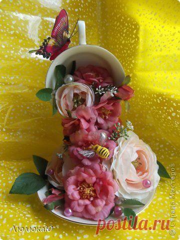 Декор кофейной чашки цветочным водопадом.