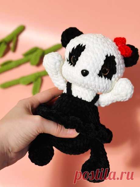 PDF Пара Панд крючком. FREE crochet pattern; Аmigurumi toy patterns. Амигуруми схемы и описания на русском. Вязаные игрушки и поделки своими руками #amimore - плюшевая панда, медведь, медвежонок панды из плюшевой пряжи, мишка.