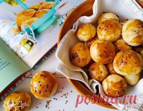 Хрустящие пирожки с мясом. Ингредиенты: тесто слоеное бездрожжевое, яйца куриные, кунжут