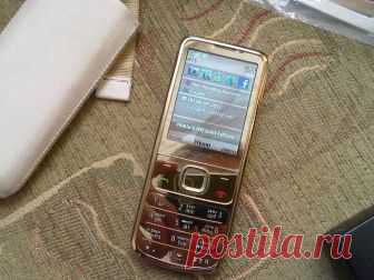 Не переношу телефоны сенсорные, взяла Nokia 6700 реплика простенький телефон, но, с другой стороны, стильный и гламурный. Качество передачи голоса при разговоре отличное. Разрядить батарею за два дня просто невозможно, кое как за 3 получается, а так дней 5 держался как рекорд) , тонкий, железный, стильный. Если нужен именно телефон, то это лучший выбор. Советую. 

Если нужна игрушка - выбирайте смартфон, который никогда столько не прослужит! Хороший радиомодуль, уверенный ...
