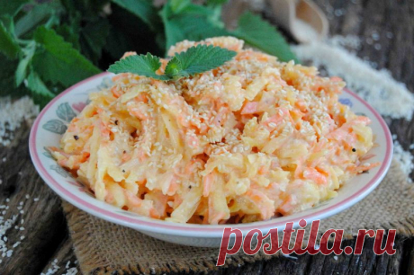 Морковный салат с манго и кунжутом. 
Оригинальный рецепт ароматного салатика из манго, моркови, семян кунжута с заправкой из сока лайма и натурального йогурта.