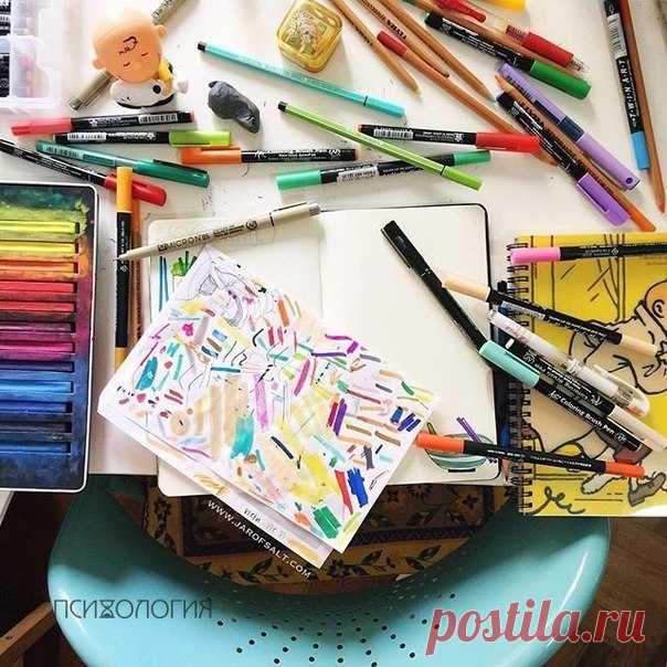 КРАТКОЕ РУКОВОДСТВО АРТ-ТЕРАПЕВТА. ЧТО ДЕЛАТЬ, ЕСЛИ..?

1. Устал – рисуй цветы.

2. Злой – рисуй линии.

3. Болит – лепи.

4. Скучно – заполни листок бумаги разными цветами.

5. Грустно – рисуй радугу.

6. Страшно – плети макраме или делай аппликации из тканей.

7. Ощущаешь тревогу – сделай куклу-мотанку.

8. При возмущении – рвите бумагу на мелкие кусочки.

9. Чувствуешь беспокойство – складывай оригами.

10. Хочешь расслабиться – рисуй узоры.

11. Важно вспомнить – рисуй...