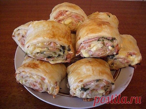 Рулетики из слоеного теста с колбасой и сыром

ИНГРЕДИЕНТЫ:
Слоеное тесто
Майонез
Колбаса
Твердый сыр
Зелень
Яйцо для смазывания

ПРИГОТОВЛЕНИЕ:
1.Слоеное тесто раскатать, смазать немного майонезом, натереть колбасу, сыр, посыпать зеленью.
2.Свернуть в рулет. Нарезать на кусочки, смазать яйцом и в духовку выпекать.