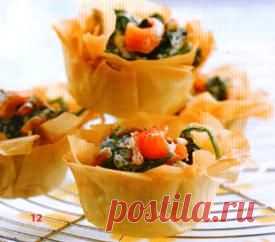 Корзиночки из фило с лососем и шпинатом