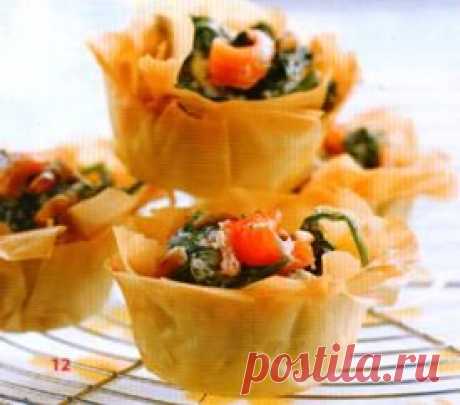 Корзиночки из фило с лососем и шпинатом