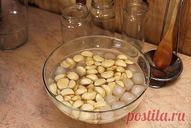 Чеснок и вода спасли меня от «букета» болезней. 
Рецепт, который дала бабулька на рынке
Начну с того, что после 40 лет болезни буквально начали атаковать мой организм. Я стала очень уставать, ноги отекали, часто донимала тошнота, даже если поела только овсянку на воде. Постоянно плохое самочувствие и одышка были моими спутниками, что, в общем-то, неудивительно при моем весе в 90 кг (рост 165 см). 
Вдобавок ко всему, начала замечать неприятный частый звук, стала хуже слышат...