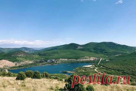 В Крыму назвали передачу полуострова УССР преступным актом. Глава парламента Крыма Владимир Константинов назвал передачу полуострова в состав Украинской ССР в 1954 году преступным актом. Политик отметил, что решение Президиума Верховного совета СССР было нецелесообразным, причины придумывали задним числом, чтобы оправдать сделанное. Он допустил сделку Хрущева с властями УССР.