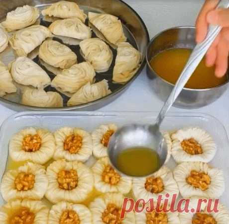 ПАХЛАВА АРМЯНСКАЯ «СОЛОВЬИНЫЕ ГНЁЗДА»🤗Самое знаменитое Восточное лакомство. Армянские сладости славятся на весь мир. Изумительное Лакомство! Многослойный Десерт. Сладкое Удовольствие, Высшее Блаженство! Для того, чтобы попробовать Бесподобно Вкусные кусочки Орехово Медового Праздника Турецкой Пахлавы, нужно...  Разверни Здесь Продолжение 

____________________________________________________________

Ингредиенты:
________________

2 яйца
1 стакан молока
0.5 стакана растит...