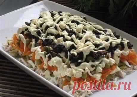 Рецепт этого салата будут выпрашивать все гости. Очень вкусный 
Ингредиенты:
●3 филе курицы, 
●300 гр твердого сыра, 
●6 яиц, 
●стакан сладкого чернослива без косточек, 
●1 зубчик чеснока, 
●300 гр готовой пряной морковки по-корейски, 
●полстакана немного толченых грецких орехов, 
●500 гр майонеза, 
●соль, 
●черный молотый перец по вкусу, 
●пучок петрушки.
Приготовление:
Куриное мясо отварить в подсоленной кипящей воде до мягкости. Охладить, нарезать кубиками.
Чернослив промыть и залить кипятком