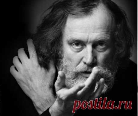 Четверть века назад умер Смоктуновский...
. Только гений мог сыграть Деточкина после Гамлета.
И князя Мышкина - так, что сам Товстоногов дар речи терял..
И вид у него был совершенно не от мира сего. Даже когда он Ленина играл...
Хорошо Михаил Ульянов сказал :"Тут пыжишься,щёки надуваешь,стараешься,все жилы себе порвешь...а Кеша выйдет,рукой эдак поведет...и всё...нет тебя..."
А Тарковский его так и не снял ни разу. Только голос Смоктуновского за кадром был в "Зеркале". Не знаю, почему. Может,пот