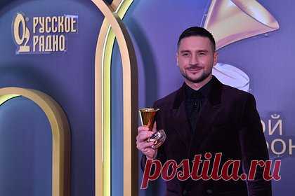Лазарев раскритиковал Киркорова и Тодоренко. Российский певец Сергей Лазарев выступил с критикой в адрес своего коллеги, исполнителя Филиппа Киркорова, а также телеведущей Регины Тодоренко. Артист заявил, что Киркоров получил слишком большой гонорар за съемки в новогоднем фильме, а Тодоренко плохо сыграла в этом же проекте.