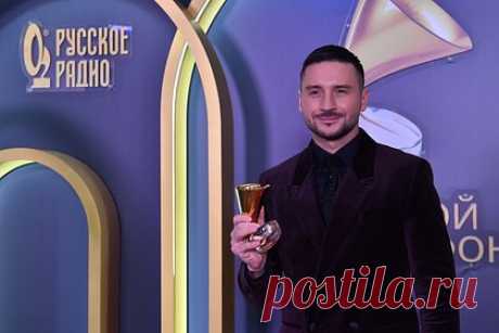 Лазарев раскритиковал Киркорова и Тодоренко. Российский певец Сергей Лазарев выступил с критикой в адрес своего коллеги, исполнителя Филиппа Киркорова, а также телеведущей Регины Тодоренко. Артист заявил, что Киркоров получил слишком большой гонорар за съемки в новогоднем фильме, а Тодоренко плохо сыграла в этом же проекте.