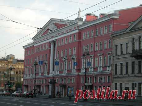 Перед Фонтанкой на Невском проспекте.