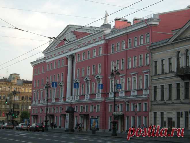 Перед Фонтанкой на Невском проспекте.
