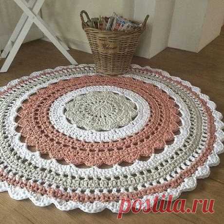 Красивый коврик для дома можно связать своими руками. Подборка идей, схемки.
