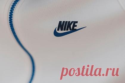 Женщина раскрыла необычный способ сэкономить на покупке одежды Nike. Британка раскрыла необычный способ, помогающий ей экономить деньги на покупке дизайнерской одежды. Жительница Нортгемптона Кэт Берман рассказала, что приобретает дешевые футболки и спортивные штаны в бюджетном универмаге Primark, после чего наносит на вещи логотипы именитых брендов, таких как Nike и The North Face.