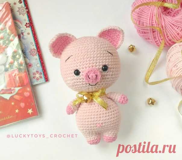 Поросёнок, маленький Хрю!
Автор Виктория Митрофанова @luckytoys_crochet 
Ноги (2 шт) 
Ярко розовым цветом 
1 ряд: 6 сбн в кольцо амигуруми 
Показать полностью…