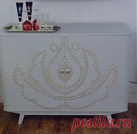 Декорирование комода декоративными гвоздями