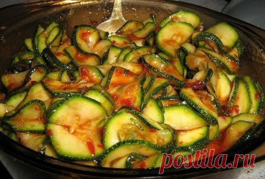 Рецепт: кабачки по-корейски - «улетают» со стола первыми! 
Эта вкусная и полезная заготовка на зиму покорит всех! Даже с обыкновенной картошечкой такие кабачки по-корейски будут «уплетаться за обе щеки». 
Для приготовления этой заготовки на зиму желательно использовать только крепкие и молоденькие кабачки. От кожуры их очищать не стоит и, если вы нарезали кабачки соломкой, то и другие овощи, присутствующие в этой закуске режьте тоже соломкой. Если же режете кабачки кружочками, то всё тогда тоже