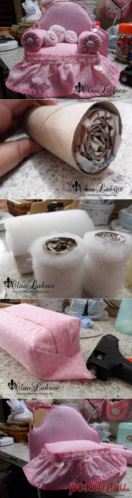 ШЬЕМ МЯГКОЕ КРЕСЛО ДЛЯ КУКОЛ. МАСТЕР-КЛАСС
Для работы нам понадобится:
пакет из-под молока или сока, 
газеты, 
мягкая подложка - синтепон или ватин, 
кружева с пуговичками 
ткань.