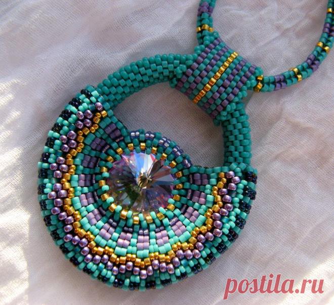 Interesting rivoli pendant from Alcaline, I like the open space. Edited to add what Alcaline wrote: “le pendentif de Mikky Ferrugiaro The Padlock, … | Pinteres…