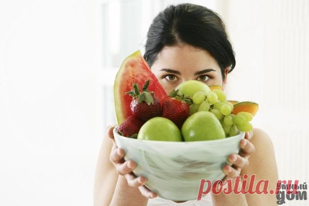 8 продуктов для «генеральной уборки» в организме Лимоны Не даром наши мамы и бабушки с первыми признаками простуды старались сразу же напоить нас чаем с лимоном. И дело совсем не в том, что они думали, будто витамин С — супер-оружие против вирусов. На самом деле, его супер-сила состоит в том, что он помогает конвертировать токсины в водорастворимые формы, которые в таком виде гораздо проще выводятся из организма. Также лимоны стимулируют работу печени и очищают кровь. Свекла Свекла — настоящая…