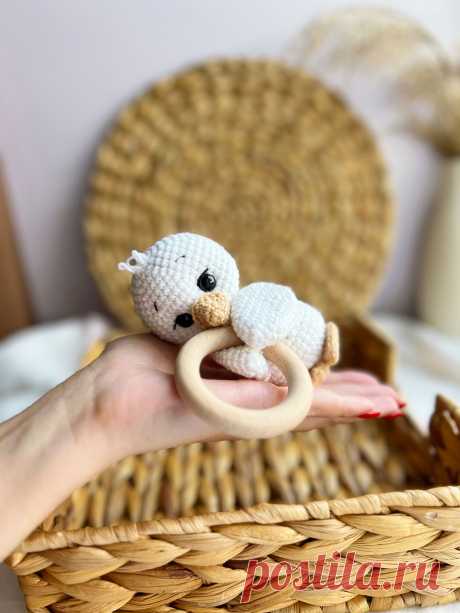 PDF Погремушка Гусёнок крючком. FREE crochet pattern; Аmigurumi toy patterns. Амигуруми схемы и описания на русском. Вязаные игрушки и поделки своими руками #amimore - погремушка в виде гуся из обычной пряжи, маленький гусёнок для малышей.