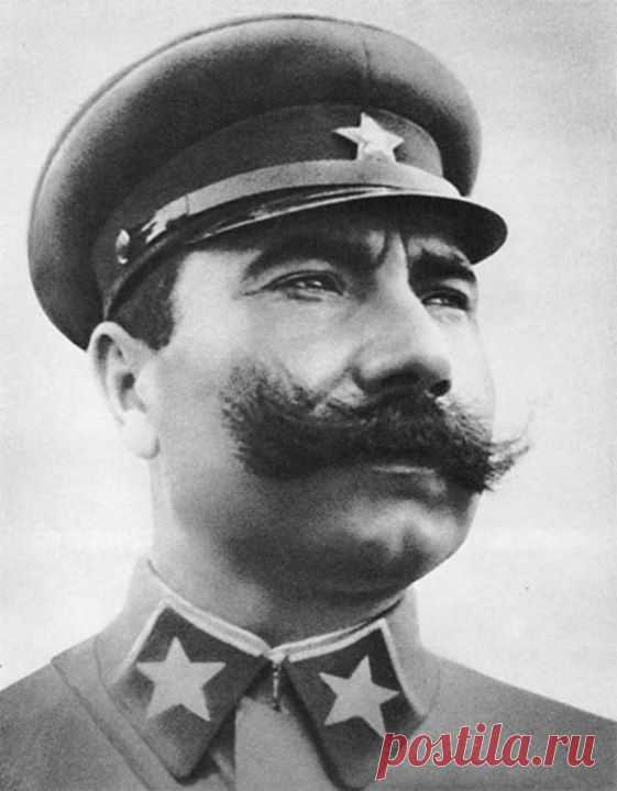 Когда-то давно, но именно сегодня 25 апреля 1883 года в семье «иногородних» крестьян родился Семён Будённый. Ему удалось не только проделать головокружительный путь от унтер-офицера до маршала всего за два десятилетия, но и стать одним из самых знаменитых и узнаваемых людей в Советском Союзе. Семён Будённый спорил с самим Иосифом Сталиным и свою репутацию готов был отстаивать с шашкой наголо. Человек-харизма, военачальник, командарм Первой конной - маршал Будённый был и остаётся одной из самых…