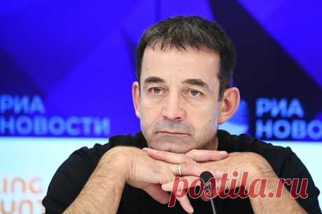 Призывавший вернуть пятилетки Дмитрий Певцов победил на выборах в Госдуму. Российский актер театра и кино Дмитрий Певцов победил на депутатских выборах в Госдуму по одномандатному Медведковскому округу в Москве. Самовыдвиженец Певцов набрал 38,23 процента голосов избирателей после обработки 100 процентов протоколов. Кандидат от коммунистов отстал от него на 12 процентов.