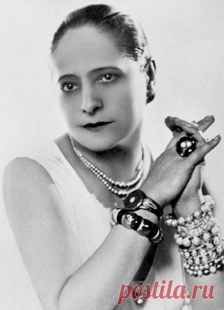 Элена Рубинштейн - косметолог, которая научила женщин быть красивыми Элена Рубинштейн стала первой, кто научил женщин ухаживать за собой. В начале ХХ века считалось, что косметикой могут пользоваться только куртизанки или проститутки. Элена показала женщинам, как быть ...