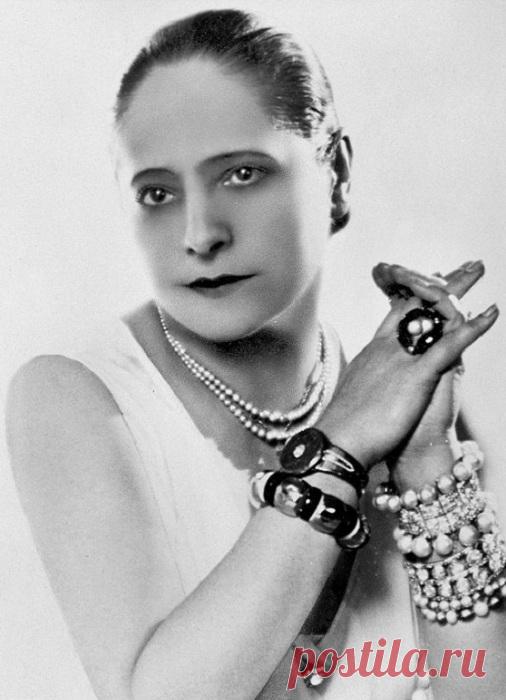 Элена Рубинштейн - косметолог, которая научила женщин быть красивыми Элена Рубинштейн стала первой, кто научил женщин ухаживать за собой. В начале ХХ века считалось, что косметикой могут пользоваться только куртизанки или проститутки. Элена показала женщинам, как быть ...