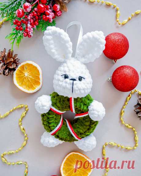 PDF Новогодний венок крючком. FREE crochet pattern; Аmigurumi toy patterns. Амигуруми схемы и описания на русском. Вязаные игрушки и поделки своими руками #amimore - рождественский венок из плюшевой пряжи, елочные украшения к Новому году, плюшевые игрушки на ёлку.