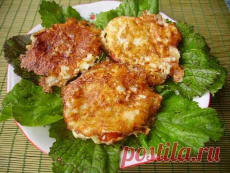 ЖАРЕНЫЕ ПОМИДОРЫ С СЫРОМ И ЧЕСНОКОМ

Такая довольно простая и вкусная закуска приятно разнообразит стол в сезон овощей.
Ингредиенты:
• Помидора - 2 крепких
• сметана – 1-2 ст.л., 
• твердый сыр – 80 г., 
• яйцо – 1 шт., 
• чеснок – 3-4 зубчика, 
• черный или красный молотый перец, 
• паприка, соль по вкусу,
• масло или жир для жарки.

Приготовление:
1. Нарезаем помидоры кружочками и посыпаем их солью, измельченным чесноком, паприкой и красным или черным перцем.
2. Теперь д...