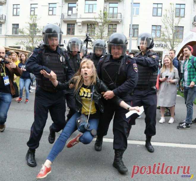 История одного протеста | Чёрт побери Вот эта фотография облетела весь мир. Красивую блондинку во время акции протеста российской оппозиции волокут куда-то сотрудники ОМОН, а она красиво кричит, волосы развиваются, ногами сучит. Чуть ли не символ революции. Но обратите внимание, справа на заднем плане люди смотрят и смеются. Что происходит и в чем подвох? Во-первых, дамочку опознали, это некая Мария Баронова, известная российская оппозиционерка. Любит красиво протестовать ...