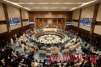 Совет ЛАГ принял решение вернуть Сирию в состав организации. Совет Лиги арабских государств (ЛАГ) принял решение о возврате Сирии в состав организации. Об этом сообщил официальный представитель МИД Ирака Ахмед ас-Сахаф. В свою очередь официальный представитель генерального секретаря ЛАГ Гамаль Рушди подтвердил РИА Новости это решение.