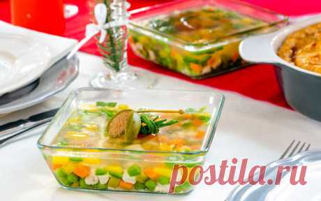 Готовим красивое заливное! Заливное из курицы, мяса, овощей, языка, грибов, рыбы, его можно готовить из самых разных продуктов, заливать в разные порционные формочки, бокалы, красивые блюда, украшать всевозможными способами.