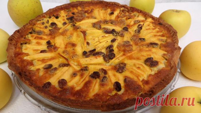 Очень вкусный яблочный пирог с изюмом.