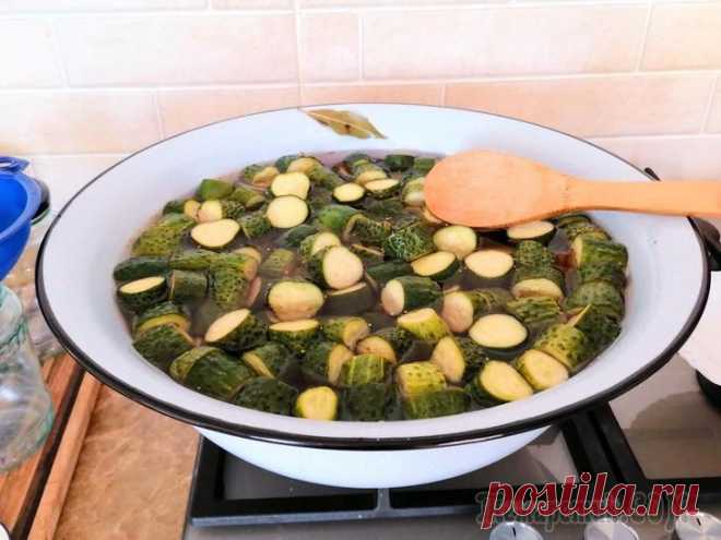 Огурчики по-фински - самая вкусная заготовка на зиму. Вкус огурцов получается, как в детстве у болгарских (или венгерских). Готовятся быстро и просто.