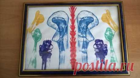 Ниткография для детей Ниткография для детейАвтор работы: Котляр Светлана ВячеславовнаЛист бумаги складываем пополам.Опускаем нитку гуашь синего цвета, отжимаем. На листе бумаги выкладываем фигуру из нити, оставляя один ее конец свободным.Вторую нить опускаем в гуашь фиолетового цвета, снова отжимаем и...