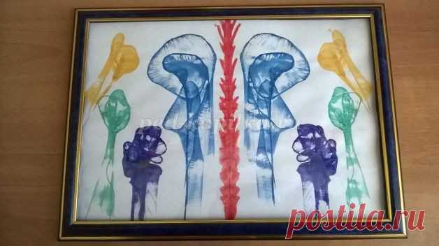 Ниткография для детей Ниткография для детейАвтор работы: Котляр Светлана ВячеславовнаЛист бумаги складываем пополам.Опускаем нитку гуашь синего цвета, отжимаем. На листе бумаги выкладываем фигуру из нити, оставляя один ее конец свободным.Вторую нить опускаем в гуашь фиолетового цвета, снова отжимаем и...