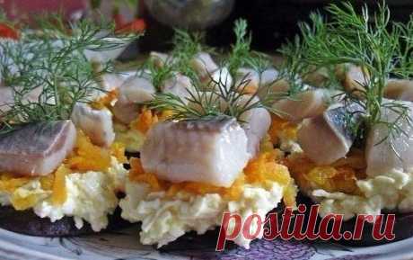 Быстрый рецепт: готовим закуску с селёдкой для праздничного стола | Вкусные рецепты | Яндекс Дзен
