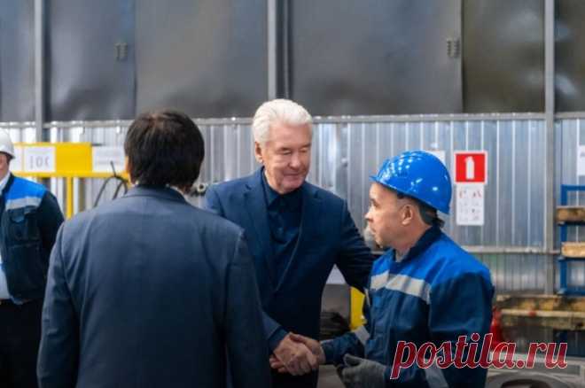 Собянин сообщил о росте производства зарядных станций для электромобилей. В 2023 году московская компания сделала более 1,2 тысячи зарядных станций.