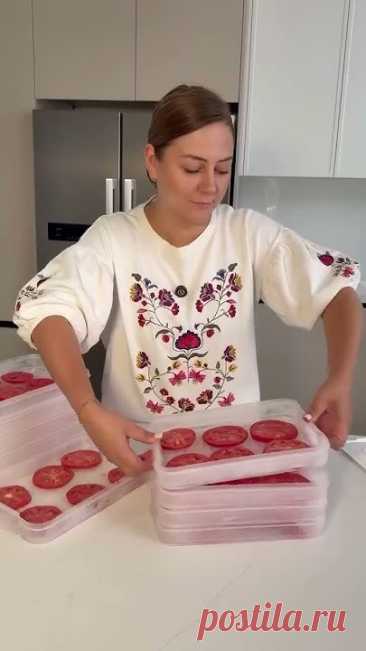 замораживать помидоры летом?!целиком морозить не рекомендую #наплюски #рецепт #лайфхакер #морозилка