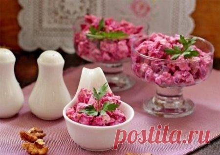 САЛАТ ИЗ СВЕКЛЫ С КУРИЦЕЙ
 Несмотря на скудный набор продуктов и их простоту, все же очень рекомендую приготовить такой салатик! Салат из свеклы и куриного филе отлично подойдет на ужин или на обед. А если подать салат в креманках, стаканах или другой порционной посуде, то ему всегда найдется местечко на праздничном столе.